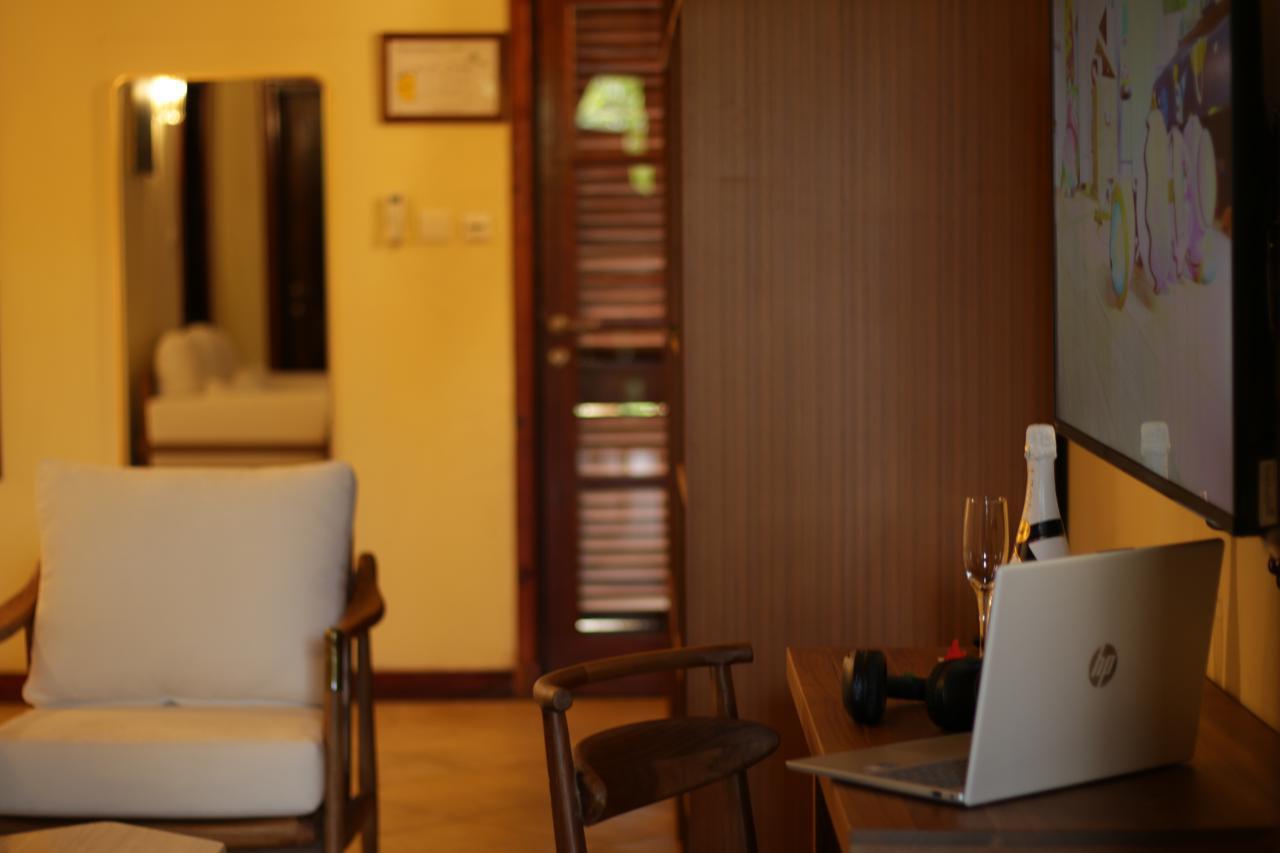 Castello Beach Hotel 27/28