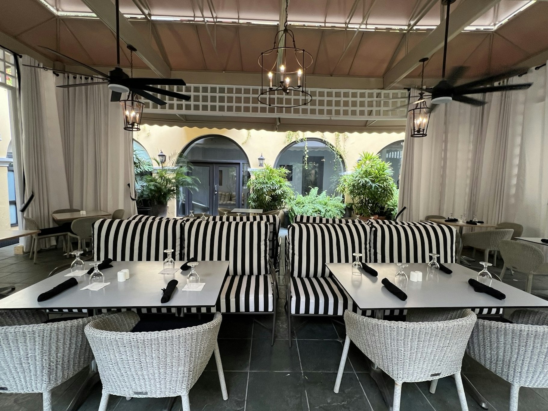 El Convento Hotel 60/75