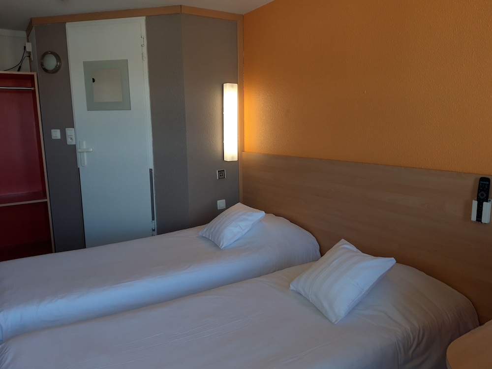 غرفة قياسية بسريرين منفصلين