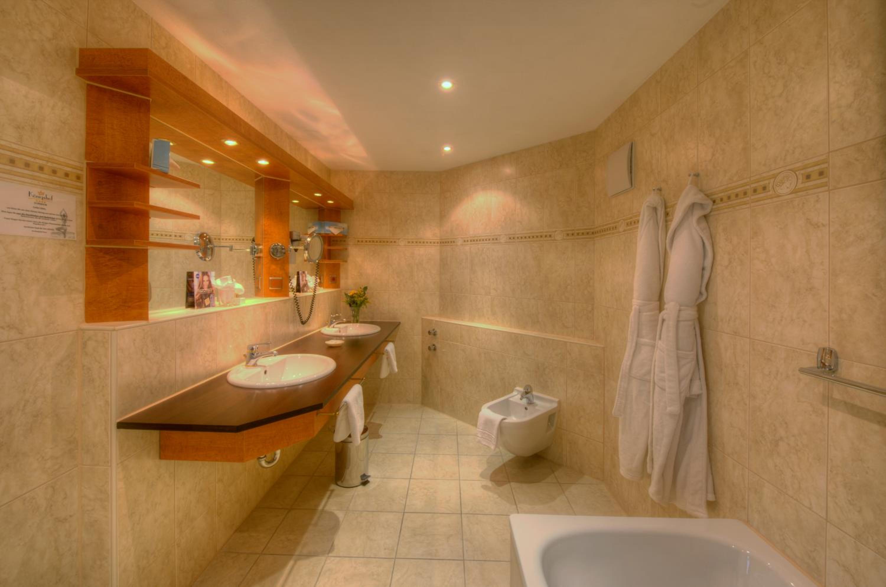 جناح بسرير كينج، Königshof Hotel Resort 7/7