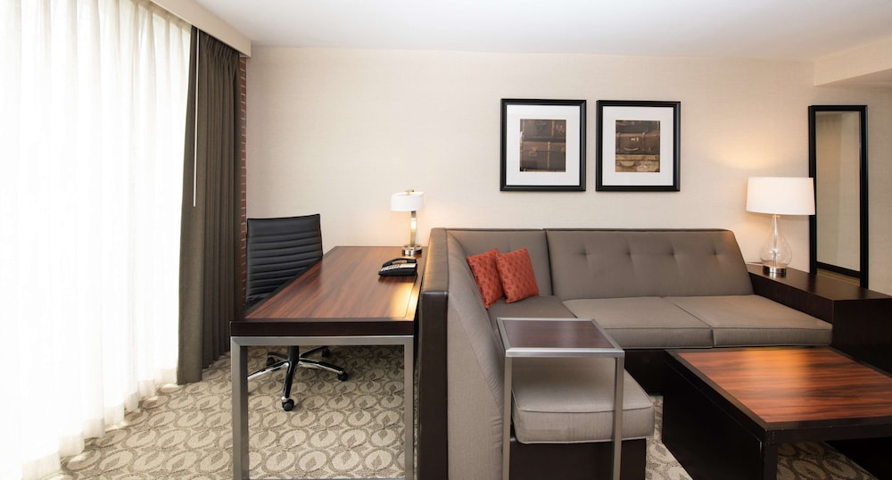 DOUBLETREE BY HILTON HOTEL AND SUITES CHARLESTON AIRPORT 35/60