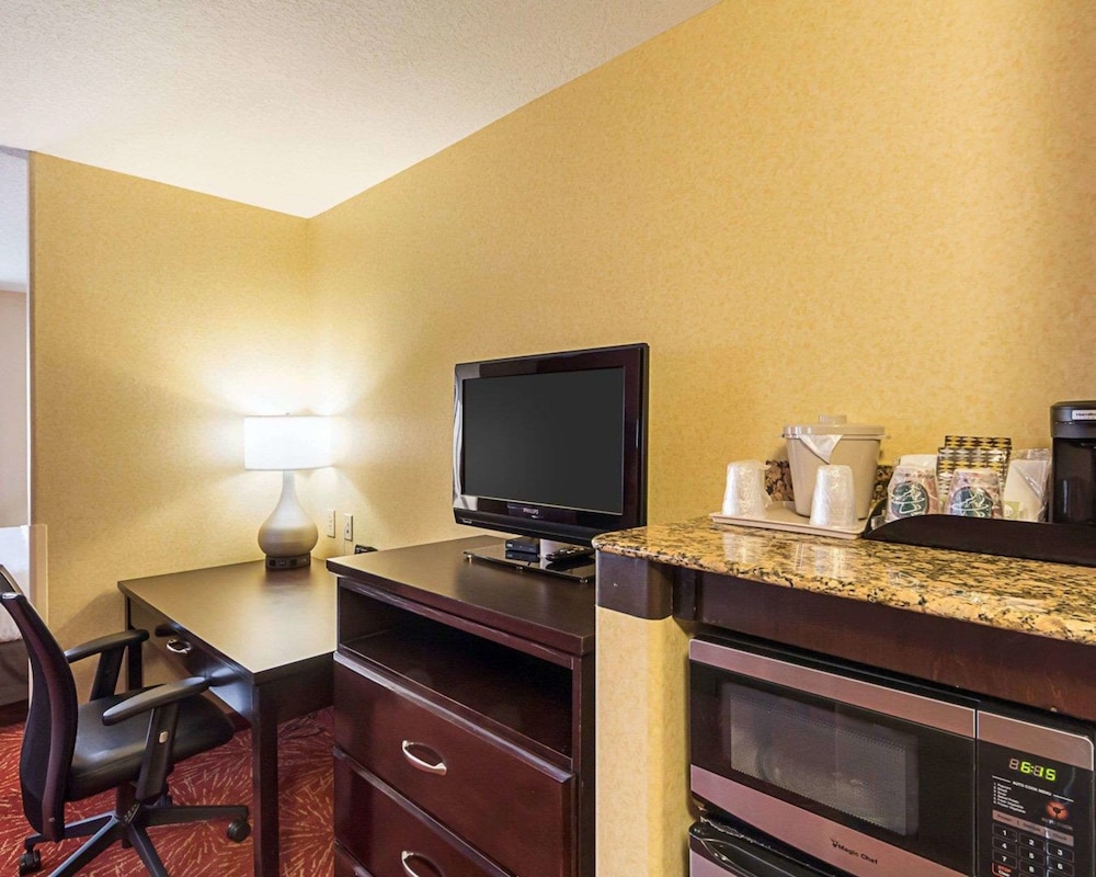 Comfort Suites Airport Wichita, KS 26/41
