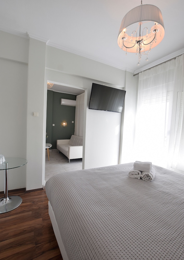 JOHN'S HOTEL 17/50