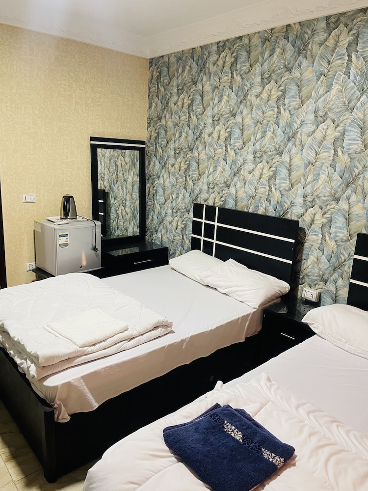 Three Giza Pyramids Inn 17/65