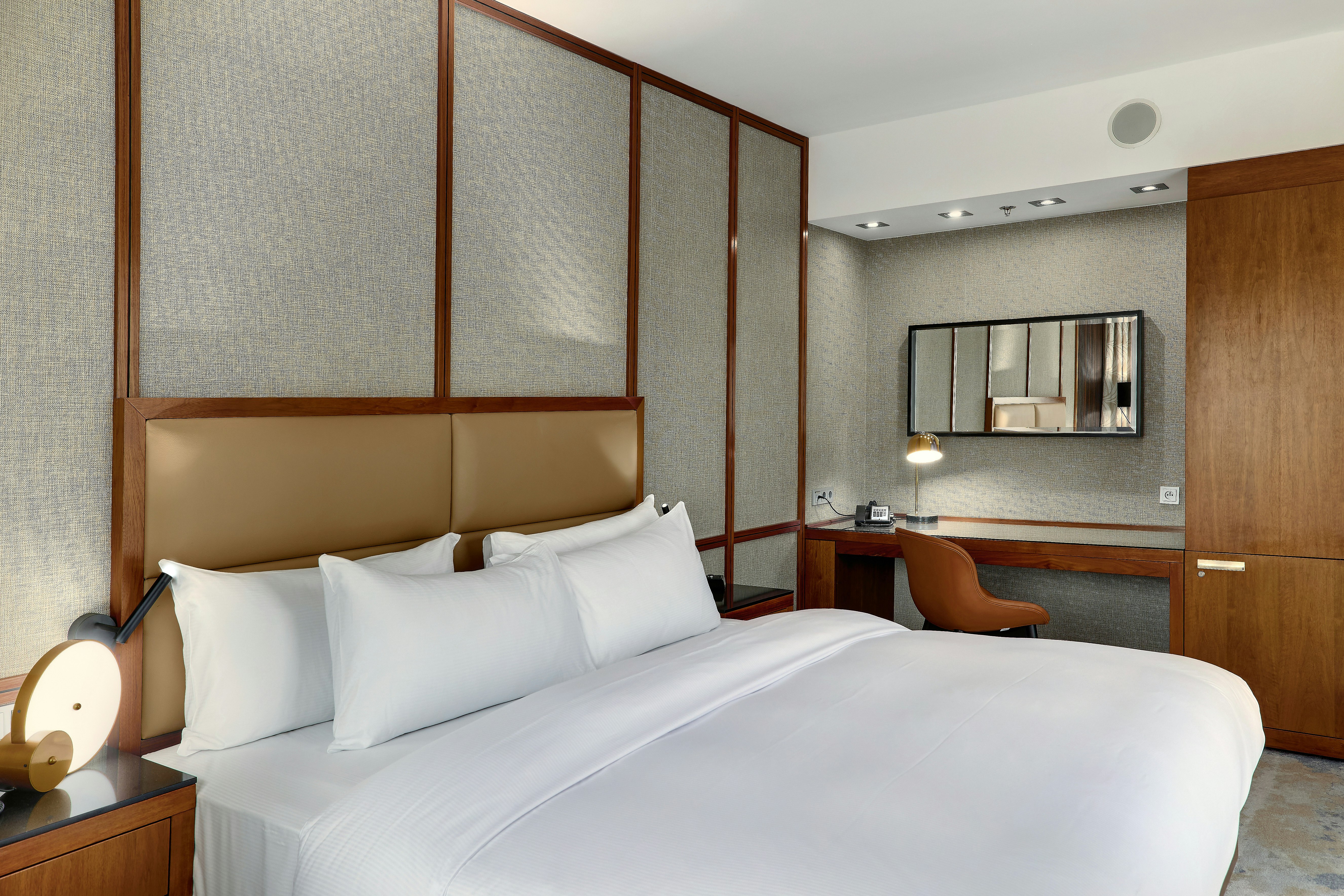 Courtyard, Guest Room, King Bed