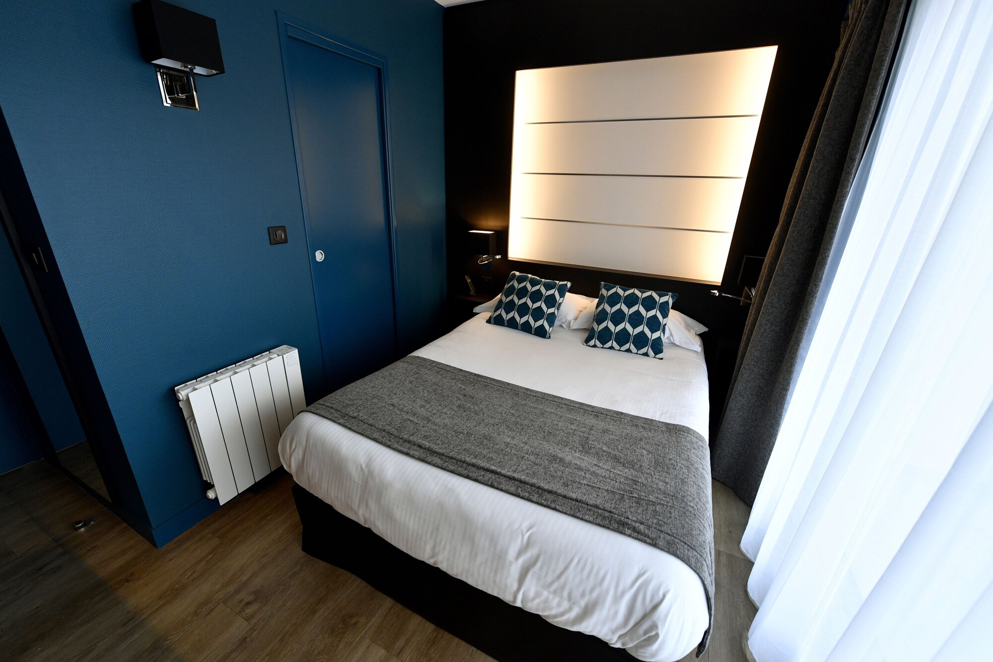 ROOM, SINGLE