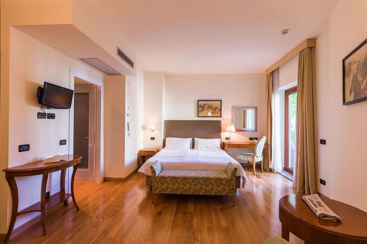 ROOM, DOUBLE OR TWIN BED