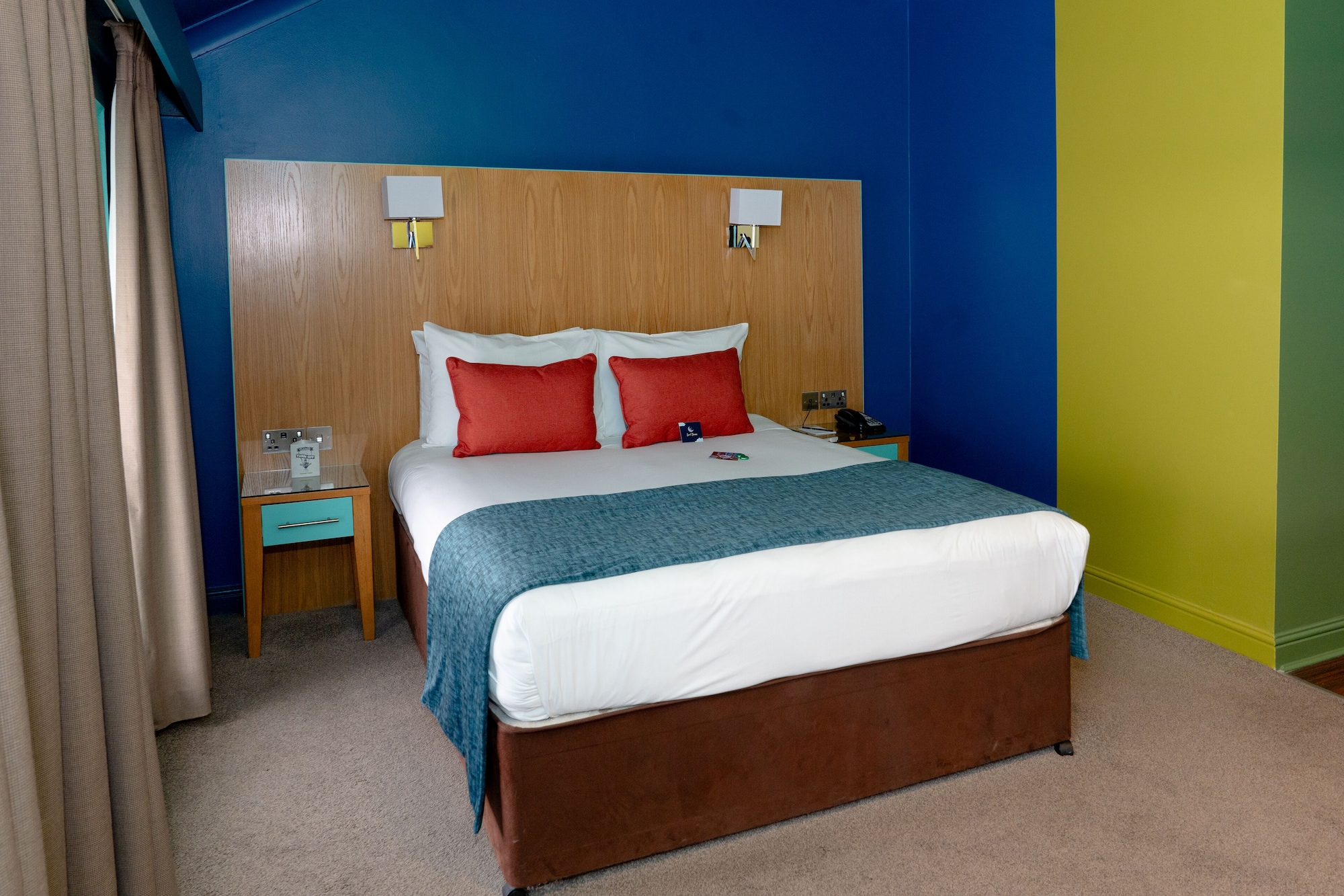 ROOM, DOUBLE BED