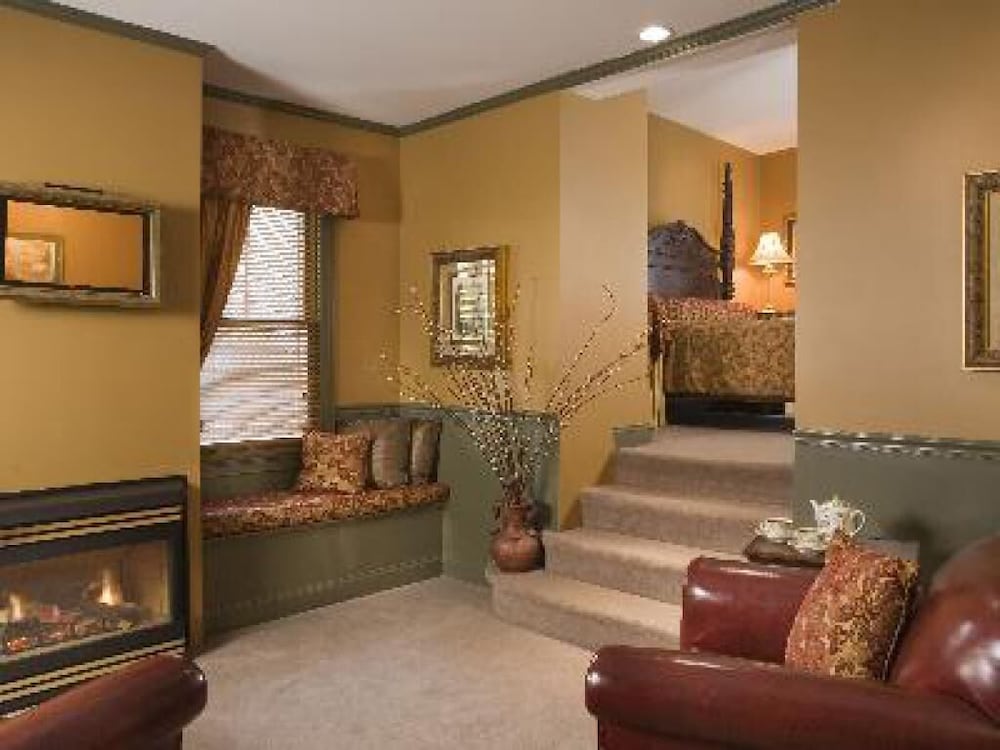 Hydrangea House Inn 20/22