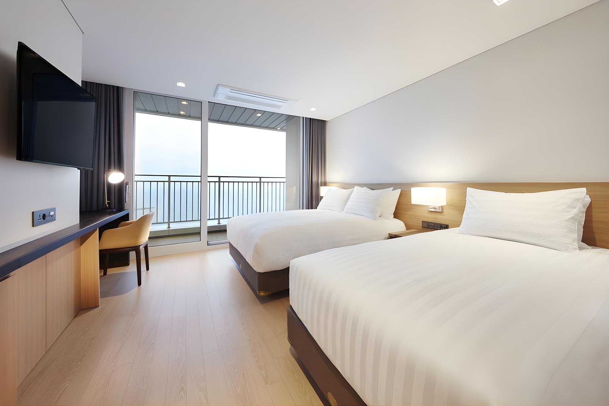 Executive, Twin Beds, Pool and Ocean View, Sauna