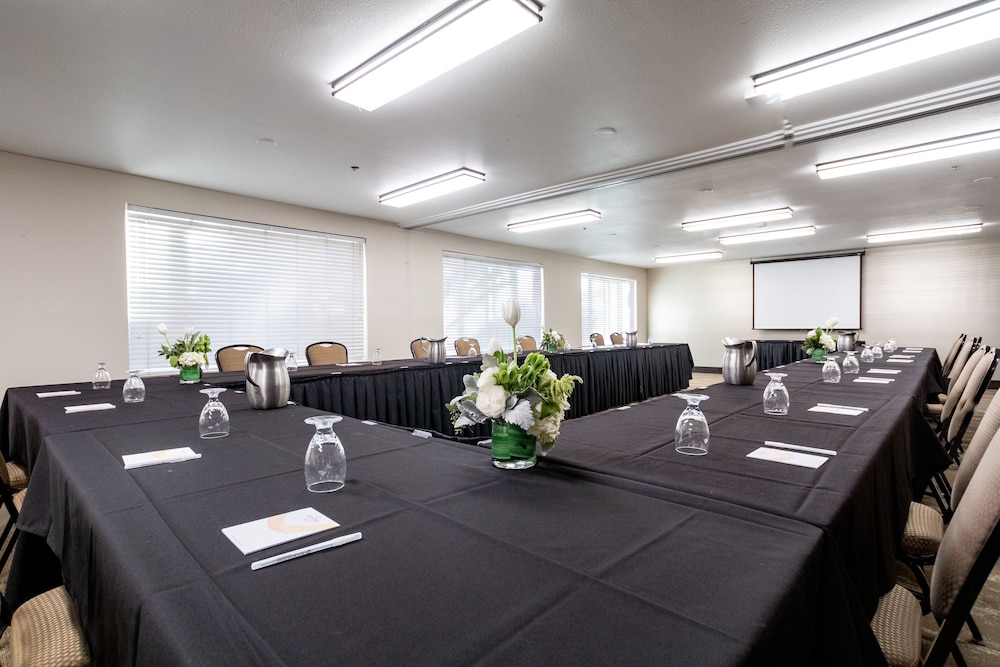 Oxford Suites Chico 52/56