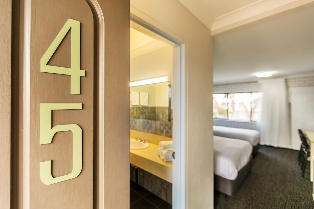 BOOMERANG HOTEL 20/48