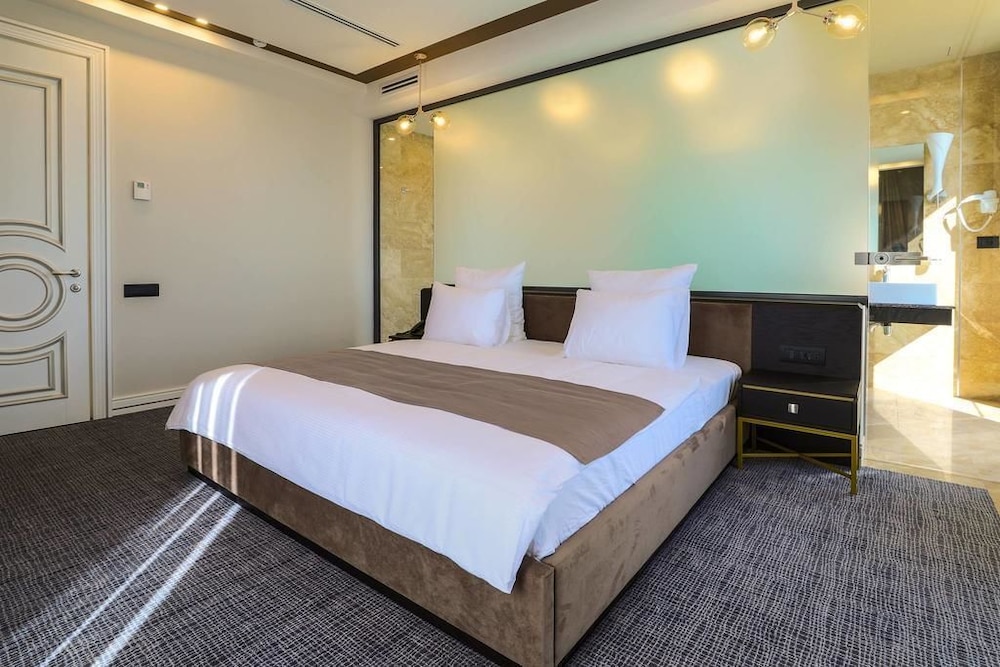 Aghababyan S Hotel 27/77