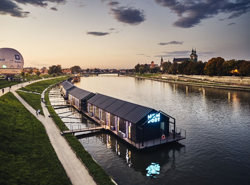 New Port Hotel 26/33
