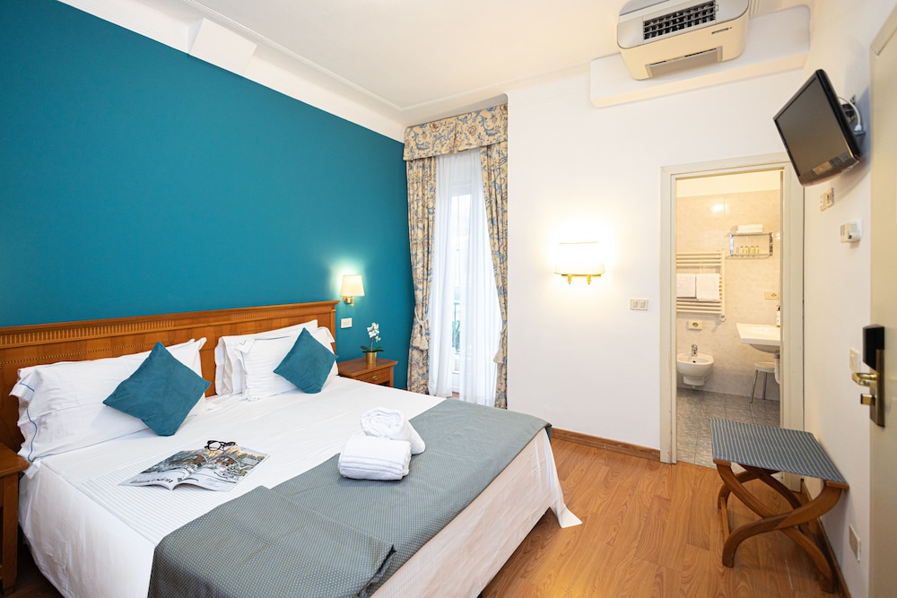 Superior, Twin Beds, Side Sea View