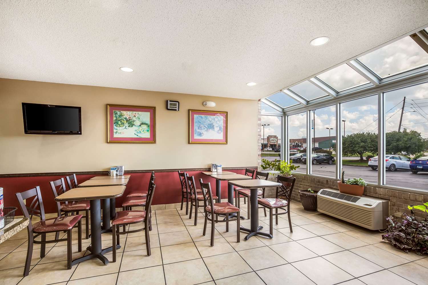 Econo Lodge Inn & Suites Fairview Heights - St. Louis 19/22