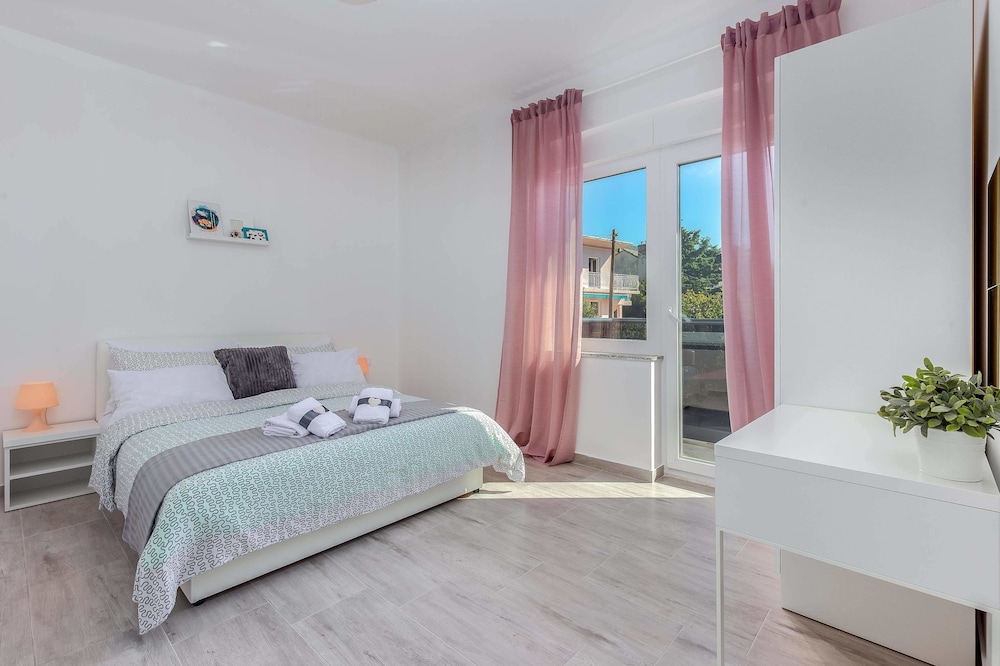 3 Bedrooms, Apartment, 2 Double and Twin Beds, Pool View