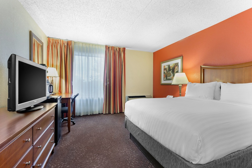 Holiday Inn Express Chicago Downers Grove 19/74