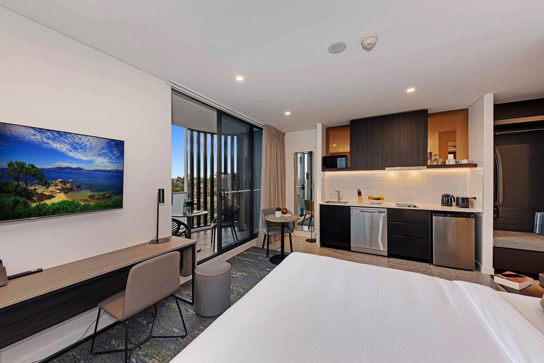 Littomore Suites Kingswood 3/12