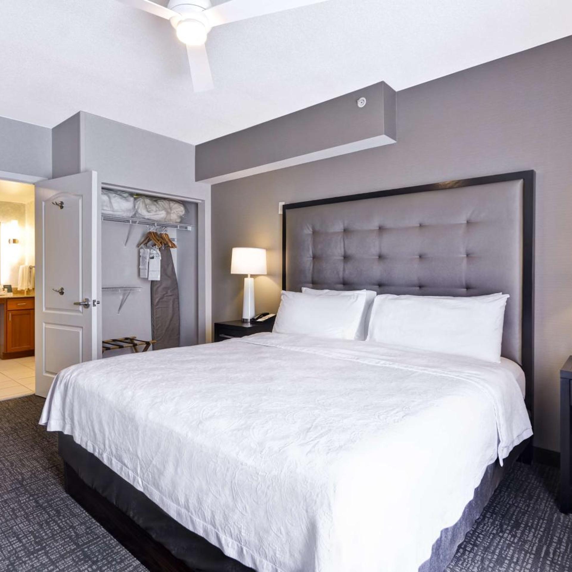 Suite, King Bed, Sofa, Accessible