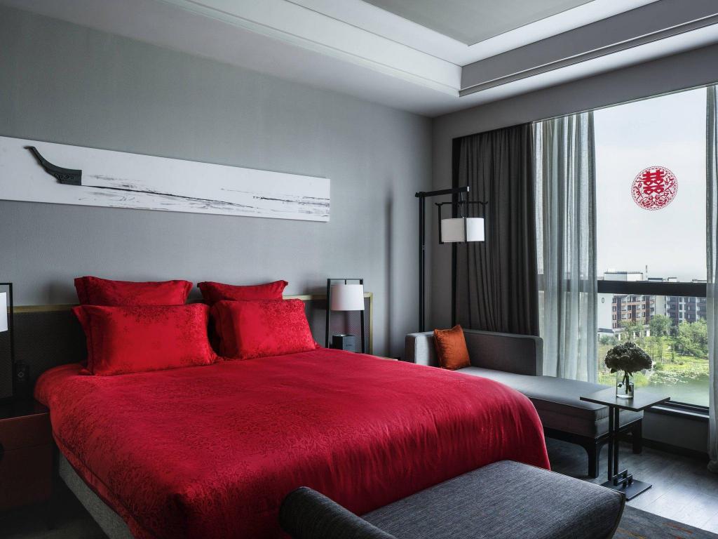 SUPERIOR KING ROOM