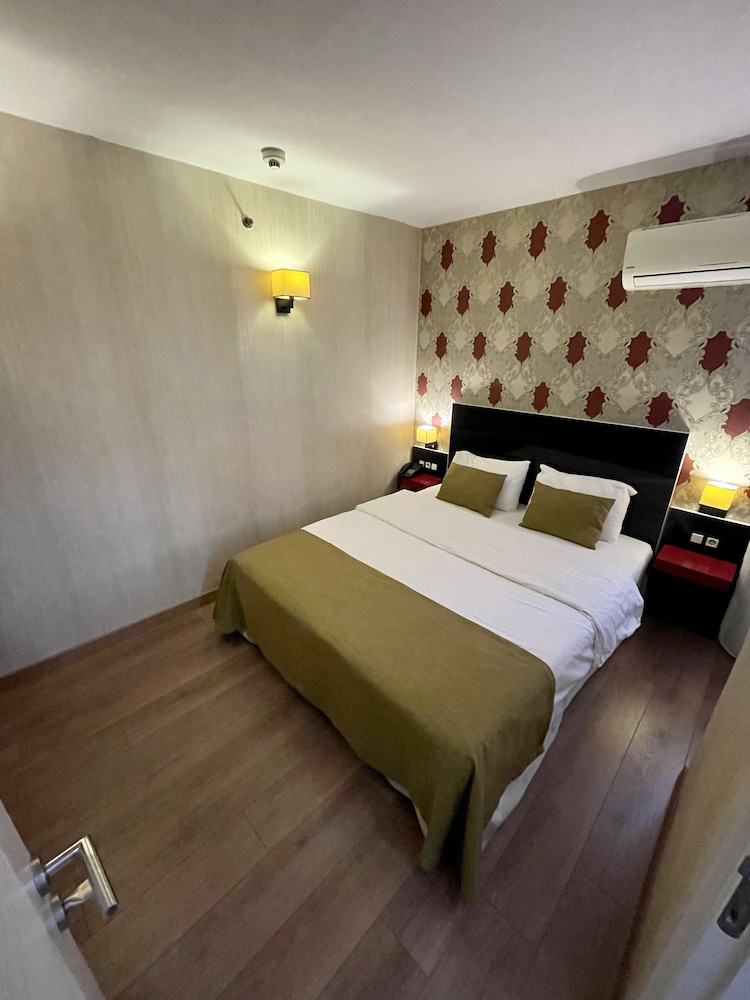 ROOM, DOUBLE OR TWIN BED