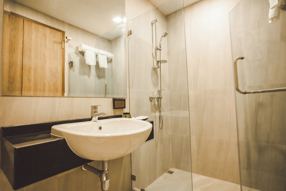 B2 Amata Nakorn Premier Hotel 32/34