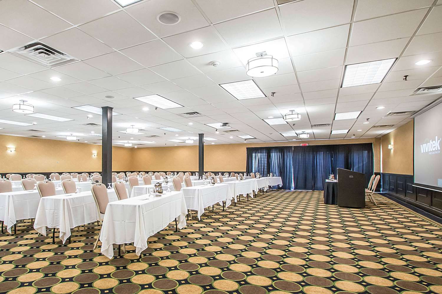 Clarion Inn Elmhurst - Oak Brook near I-88, I-290, I-294 41/43