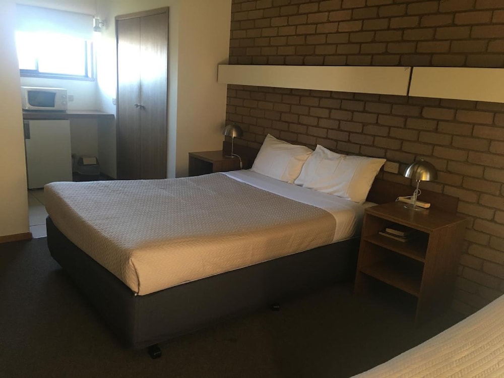 Tudor House Motor Inn 26/62