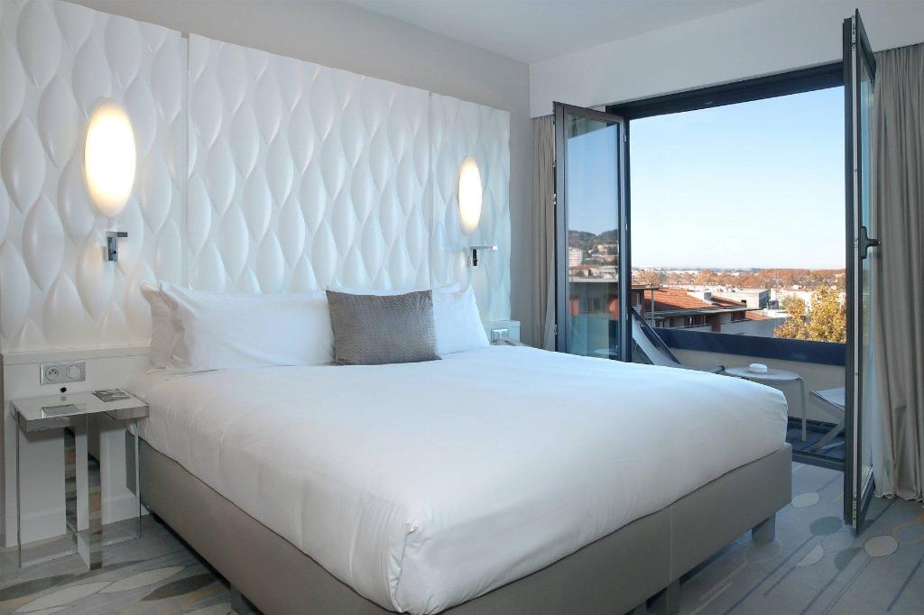 Junior Suite, King Bed, Skyline View, Balcony