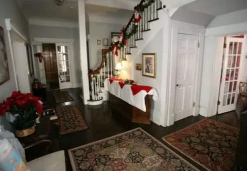 Six Acres Bed Breakfast 24/33