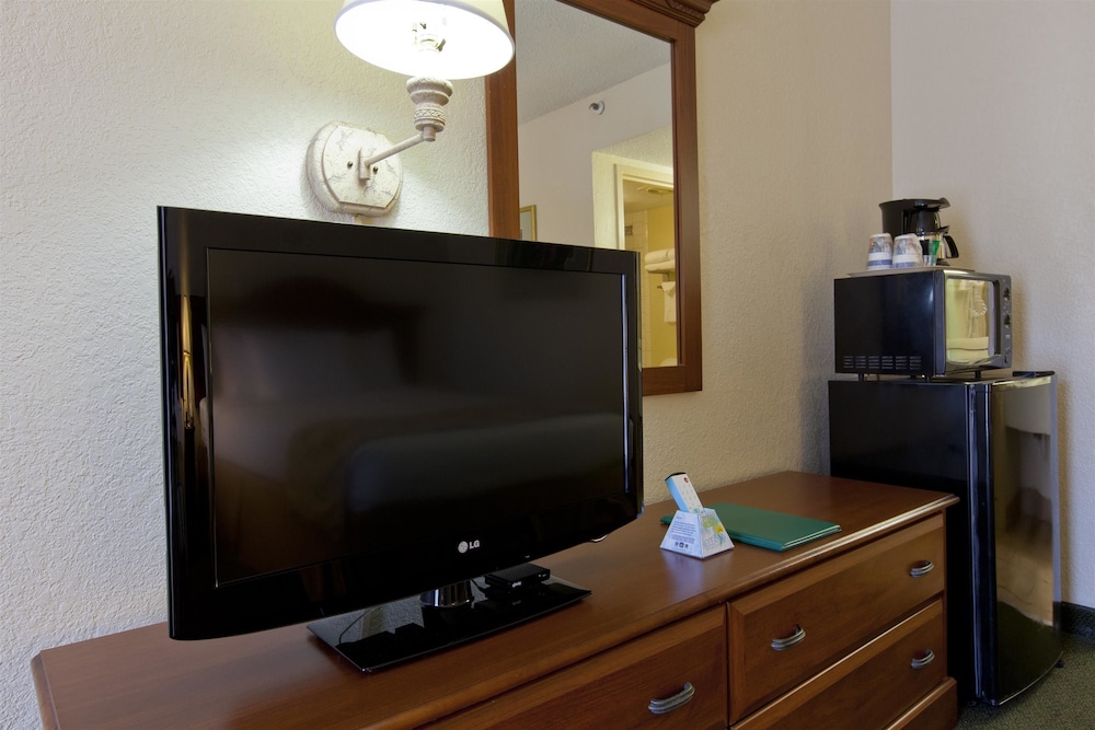 Baymont By Wyndham Sarasota 27/40