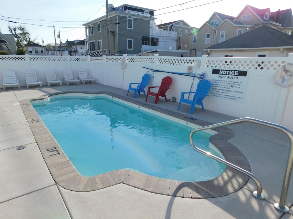 Ocean Breeze Hotel 3/61