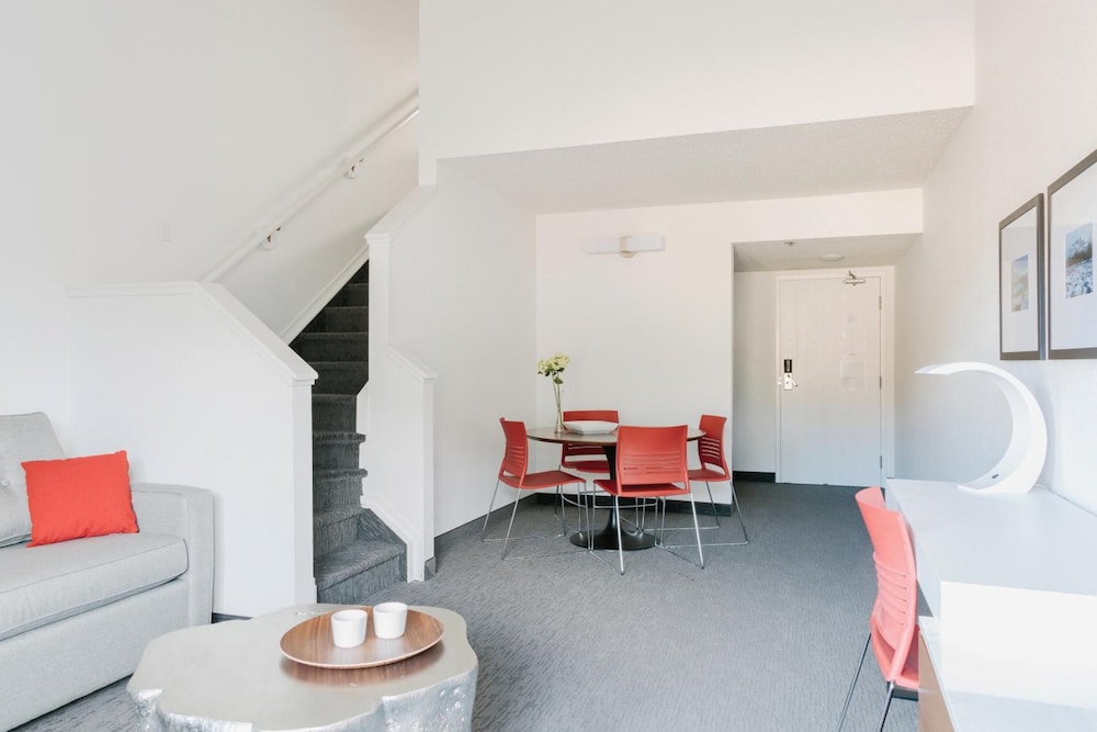Elk Avenue Hotel 34/46