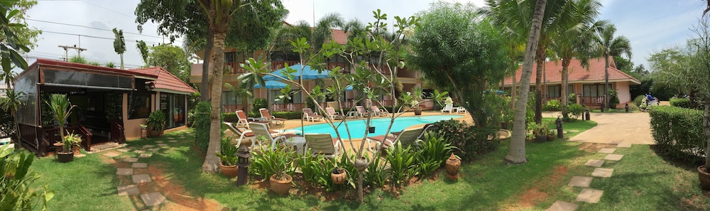 LANTA SEAFRONT RESORT 65/66