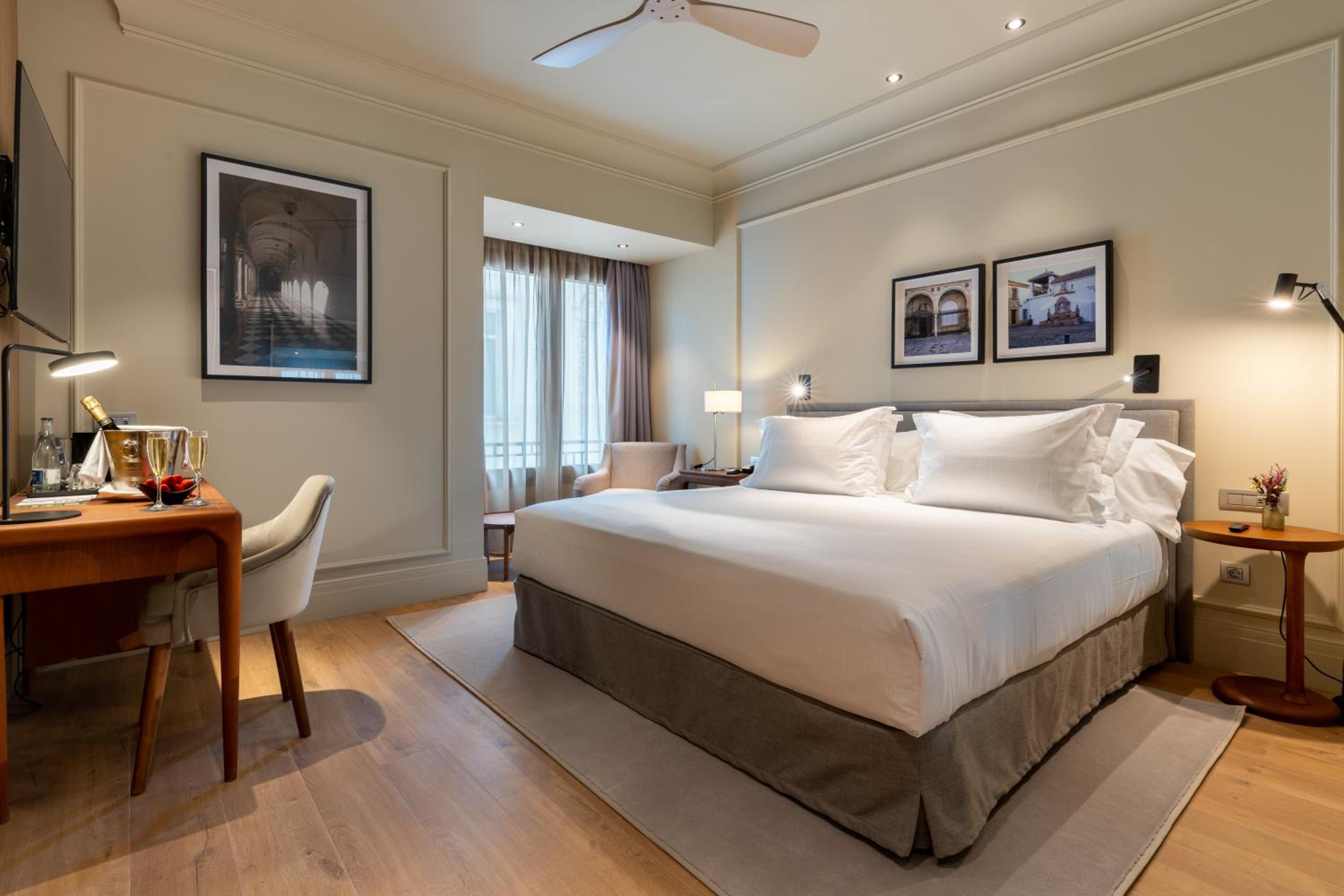 City, Deluxe, Queen Bed