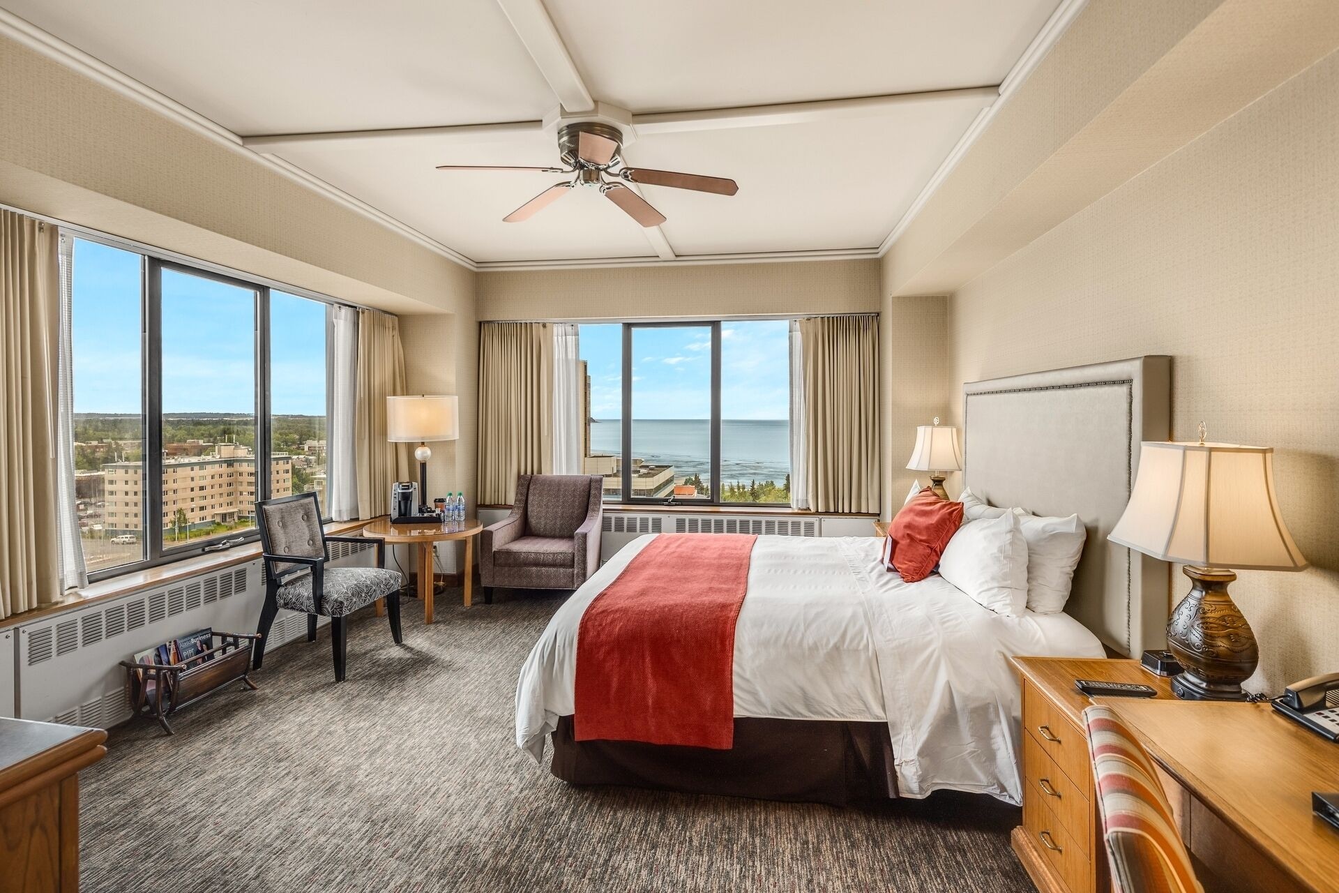 DELUXE, KING BED