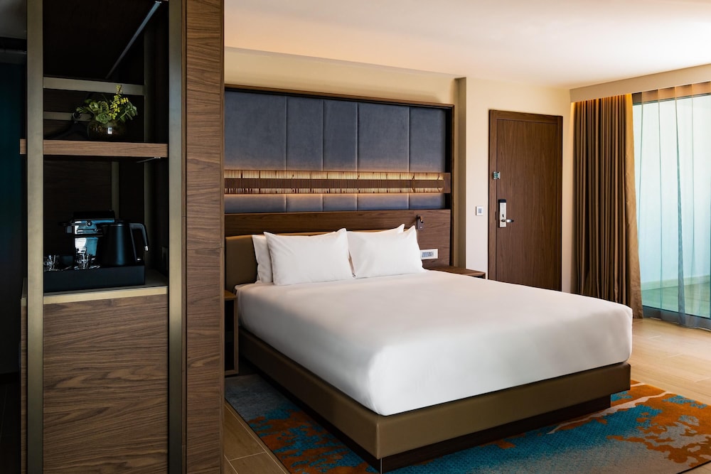 Regency, Suite, King Bed, Piazza View, Balcony