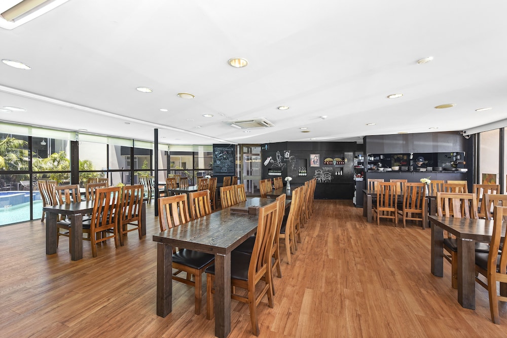 Palm Court Motor Inn 34/40