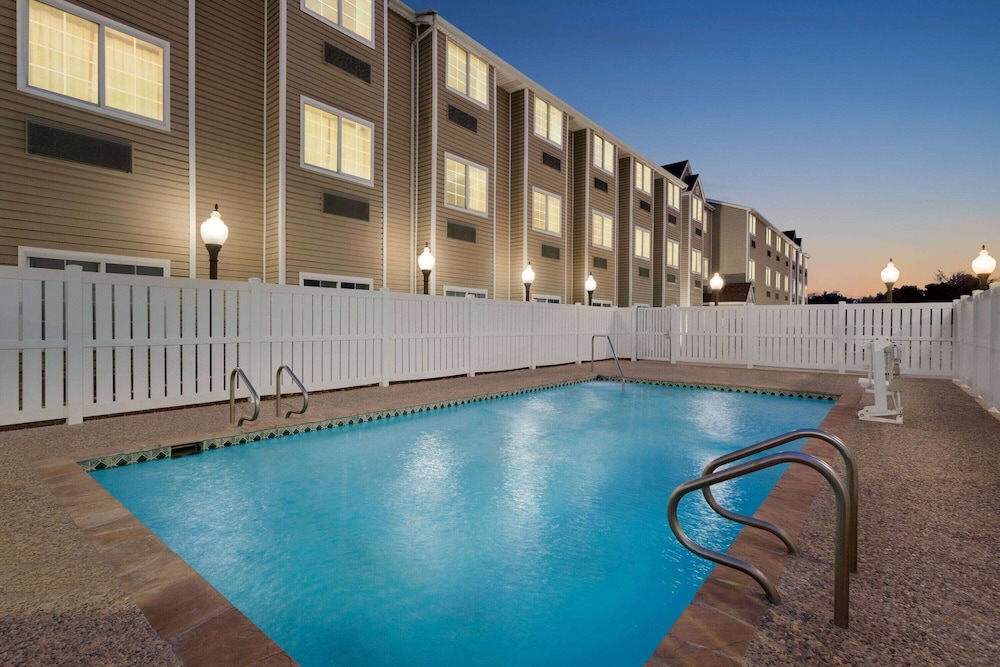 Super 8 by Wyndham San Antonio Airport North 3/45
