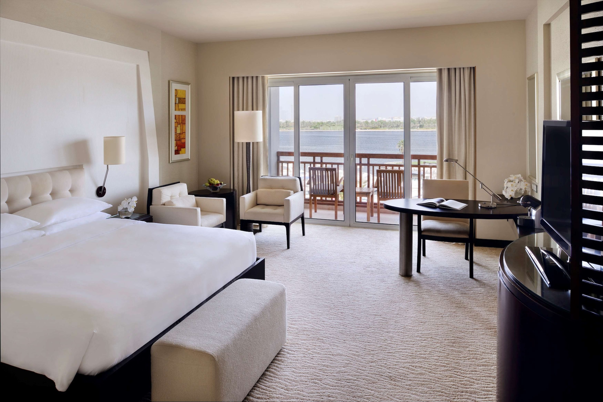 ROOM, KING BED, SKYLINE VIEW