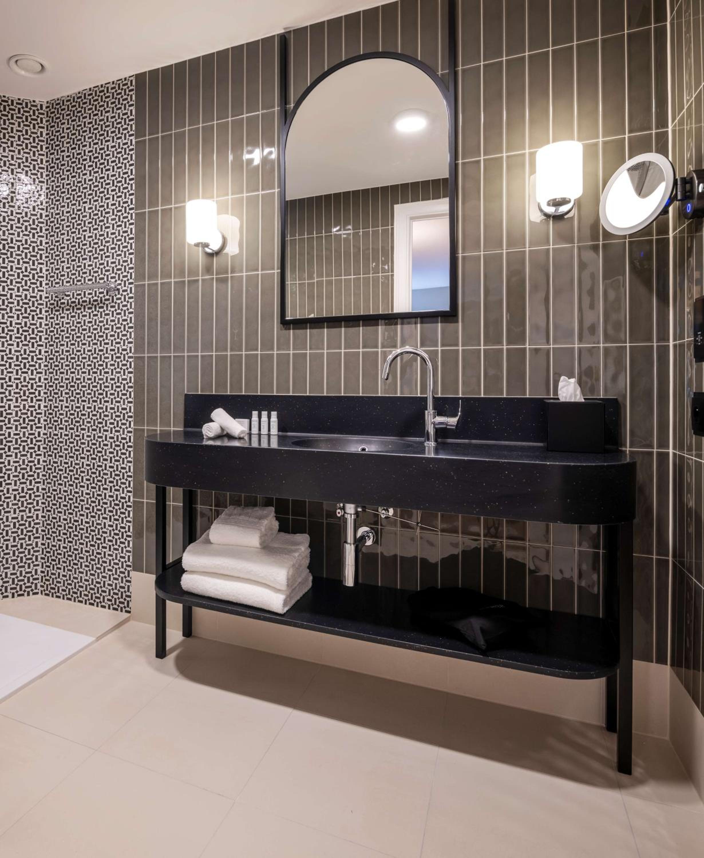 Room, Single Bed, DoubleTree by Hilton Brussels City, Belgium 6/7