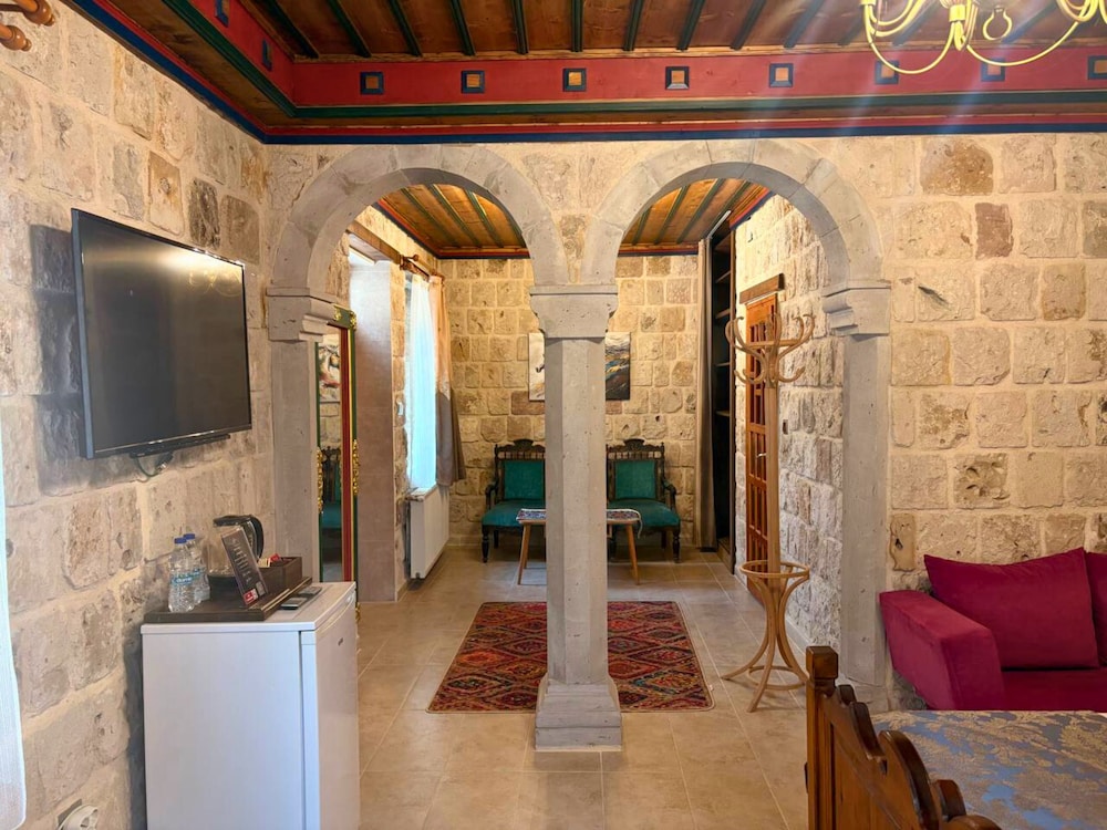 Elysee Cave House 83/100