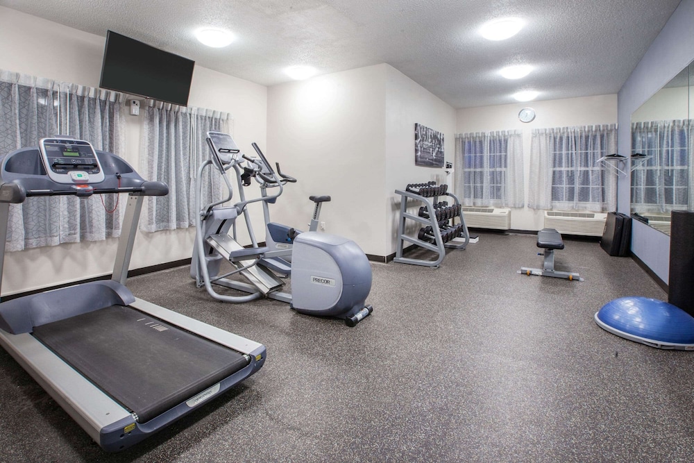 Wingate By Wyndham Roseville Detroit 10/17