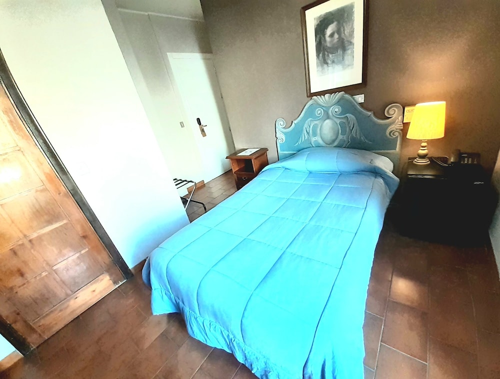 ROOM, SINGLE
