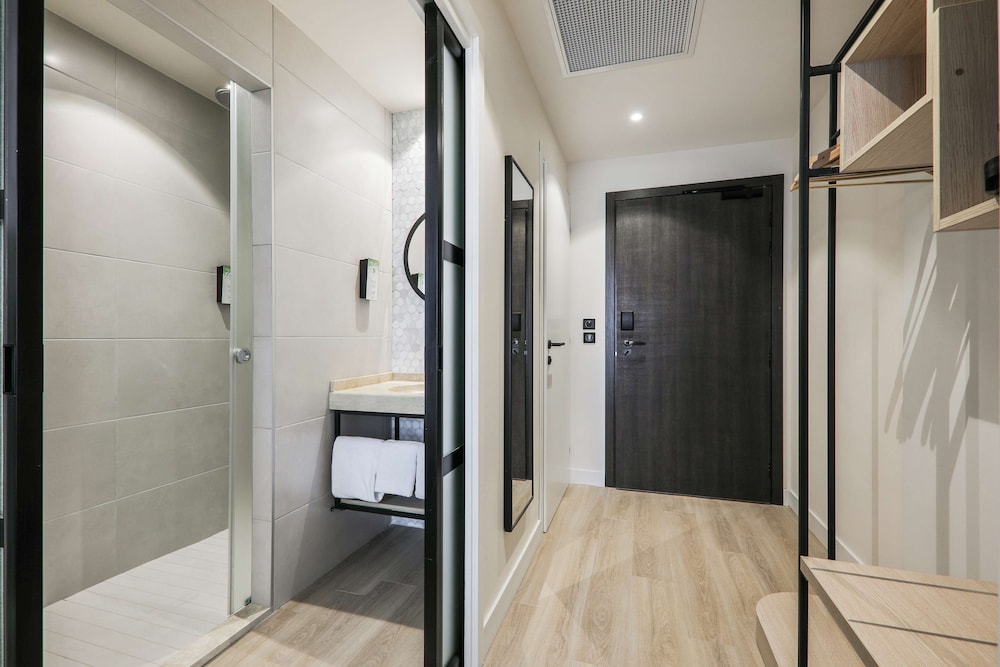 غرفة قياسية بسرير كوين مع أريكة، Campanile Smart Lyon Est Bron 5/6
