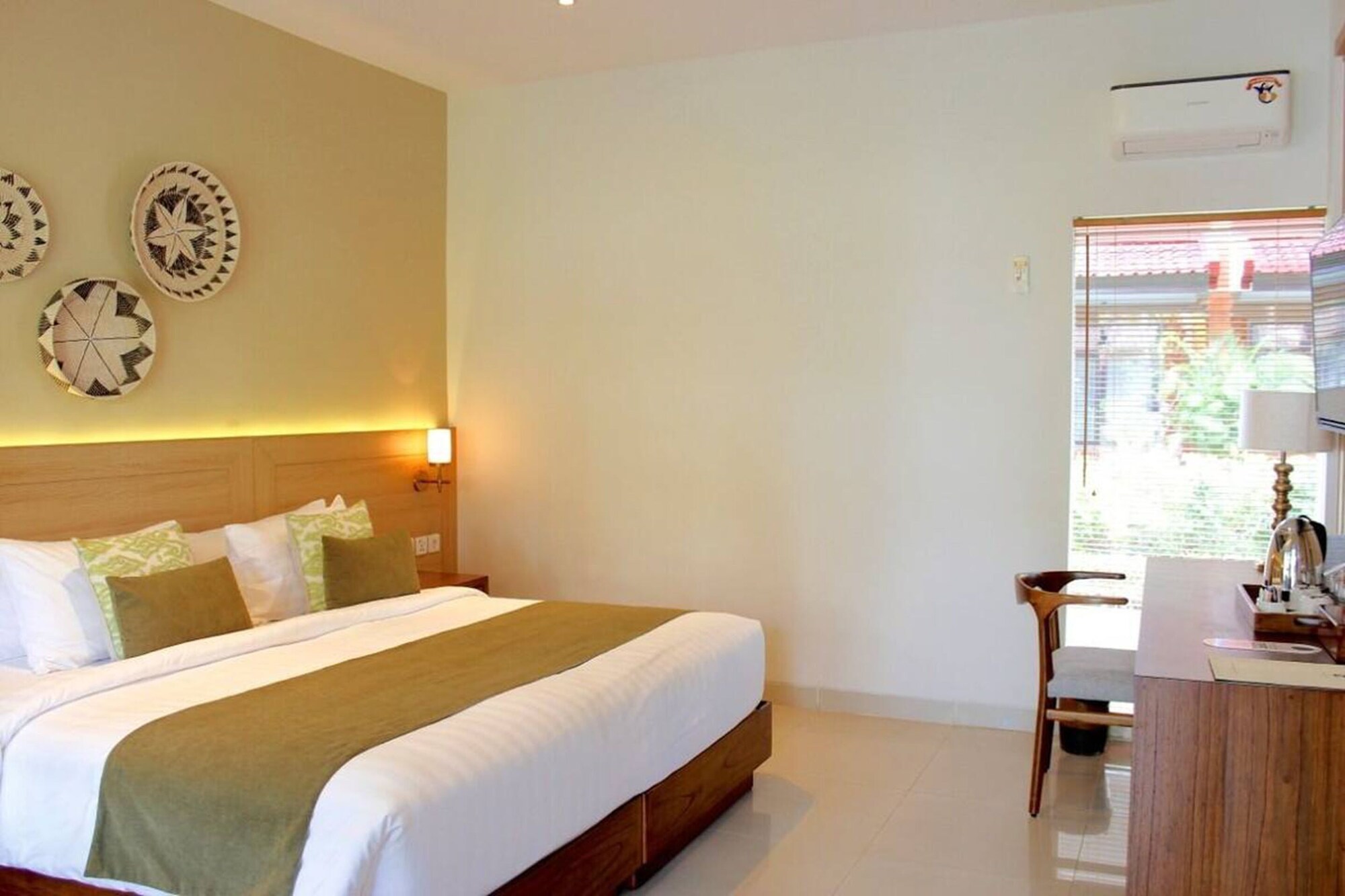DELUXE, DOUBLE OR TWIN BED