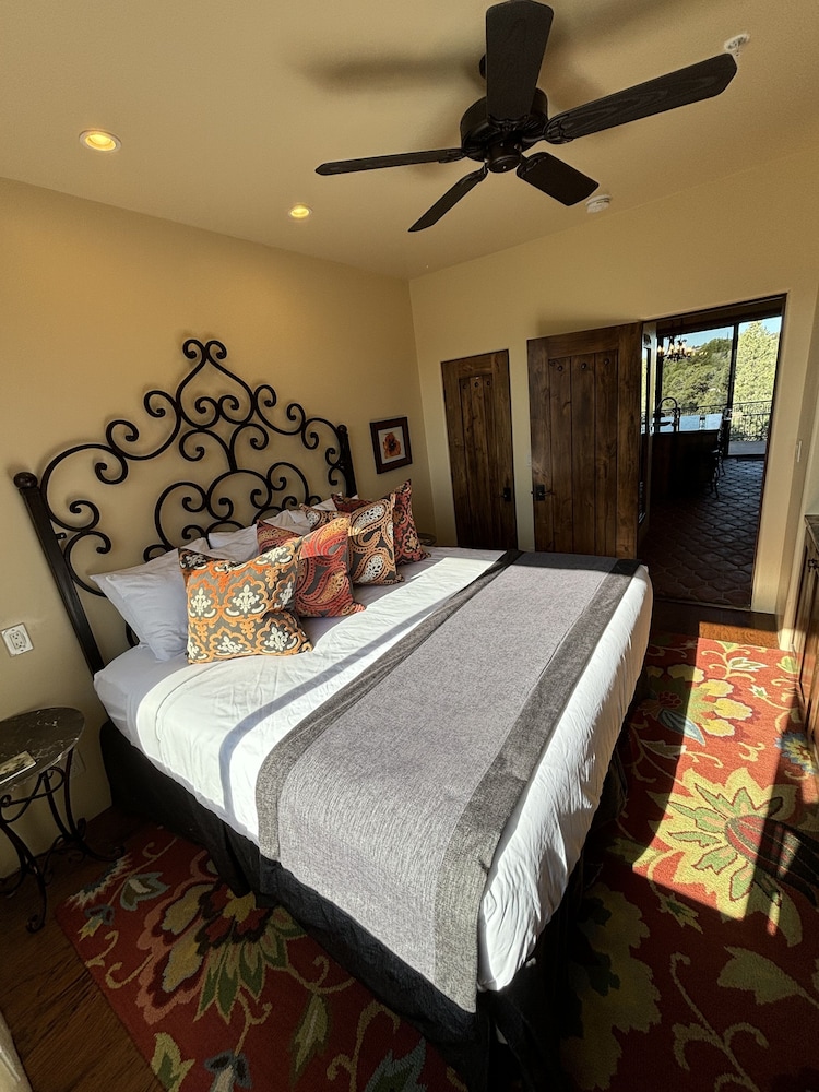Sol, Deluxe, Suite, King Bed, Mountain View, Kitchen