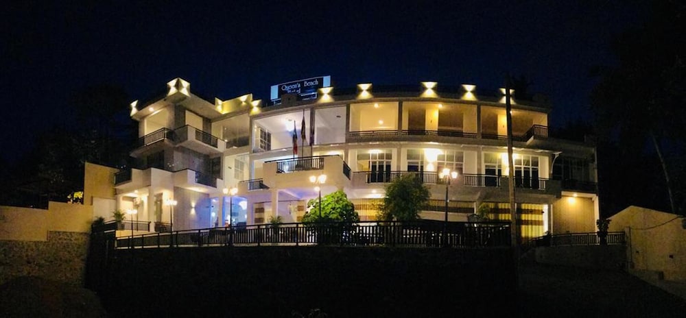 Queens Beach Hotel 3/50