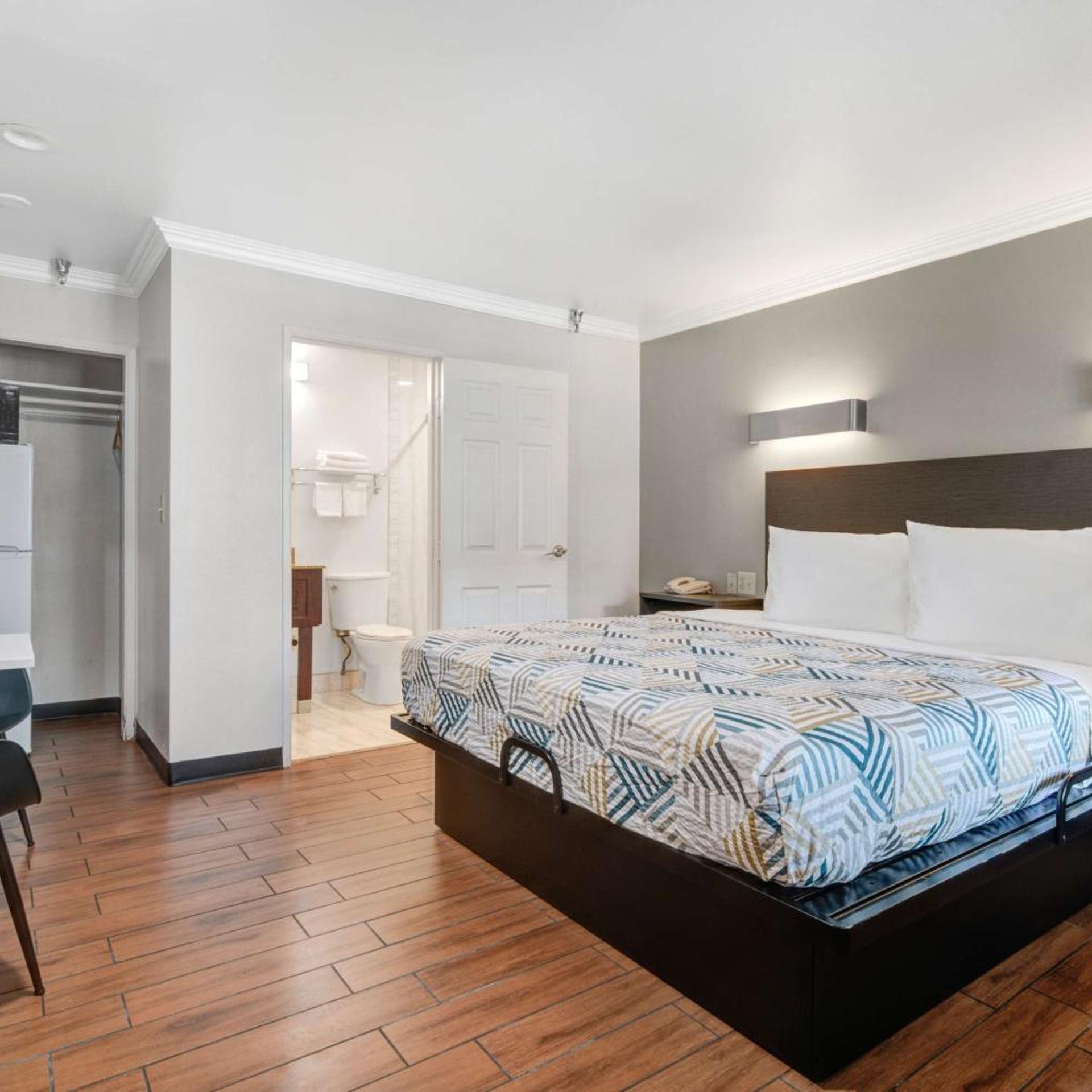 SUITE, QUEEN BED